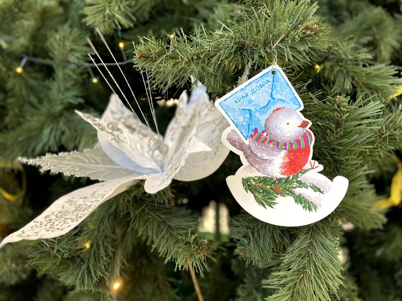 В компании ССК главная елка офиса украшена снегирьками - открытками с желаниями детей!